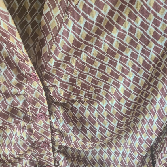 Astr The Label Ruched Button Up Top, Size Large - Picture 5 of 6